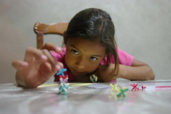 Helen tente de faire une pyramide avec son jeu du Macho Helen tente de faire une pyramide avec son jeu du Macho
