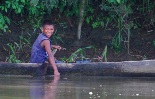 Un garçon au bord du Rio San Juan Un garçon au bord du Rio San Juan
